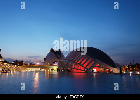 Hemisferic und Palau de Les Arts Reina Sofia Oper, Stadt der Künste und Wissenschaften, Provinz Valencia, Valencia, Spanien Stockfoto