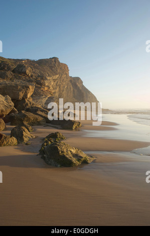 Klippen am Strand weichen Abendlicht, Monte Clerigo, Westküste der Algarve, Costa Vicentina, Algarve, Portugal, Europa Stockfoto