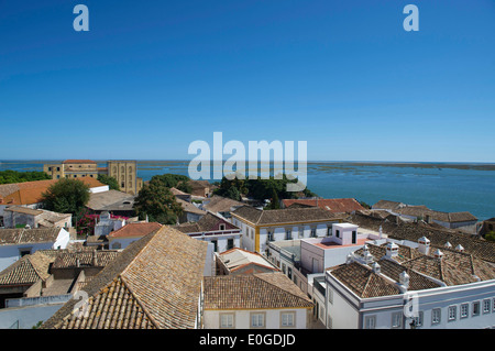 Blick von der Se Altstadthügels an der Altstadt und Laguna Ria Formosa, Cidade Velha, Faro, Algarve, Portugal, Europa Stockfoto