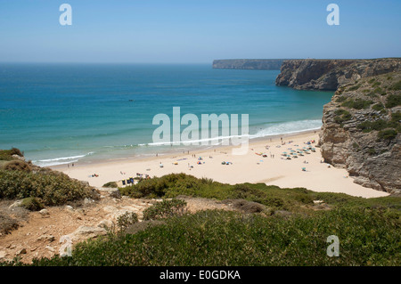 Bucht zwischen den Felsen mit Strand, Cabo de Sao Vicente, Atlantik, Algarve, Portugal, Europa Stockfoto