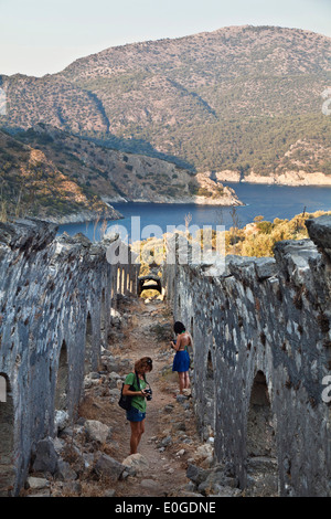 Frau, die das Fotografieren der Prozessionsweg Gehweg auf Gemiler Insel im Golf von Fethiye, Lykische Küste, Mittelmeer, Türkei Stockfoto