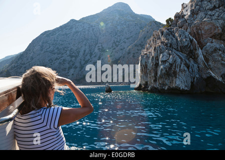 Frau, die in Richtung Küste, Segeln entlang der Lykischen Küste, Ceneviz Bucht in der Nähe von Cirali, Lykien, Mittelmeer, Türkei, Asien Stockfoto