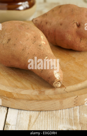 Süßkartoffeln oder Ipomoea Batatas sind süß schmecken Wurzelknollen und eine wichtige Nahrungsquelle Stockfoto