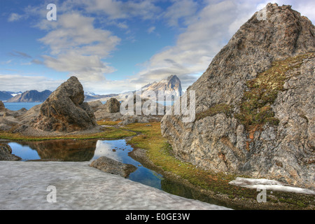 Granitfelsen am Strand von Hornsund, Spitzbergen, Norwegen, Europa Stockfoto