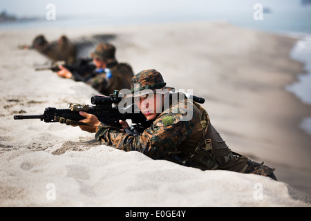 US-Marines mit 3. Reconnaissance Battalion führen eine amphibische Landung-Übung in der gemeinsamen Ausbildung mit philippinischen Marines im Naval Education Training Center 9. Mai 2014 in San Antonio, Philippinen. Stockfoto