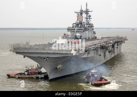 U.S. Navy amphibischer Angriff Schiff USS Kearsarge orientiert sich an Schlepper, Naval Station Norfolk nach einer geplanten Wartung bei BAE Systems Norfolk Schiff Reparatur 10. Mai 2014 in Norfolk, Virginia. Stockfoto