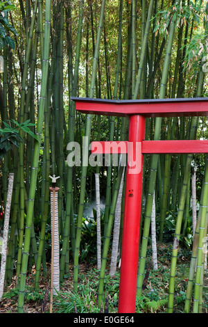 Chinesische Tor vor Baboo Wald mit Skulpturen von Mariano Fuga an Andre Heller Garten Giardino Botanico, Gardone Rivie Stockfoto