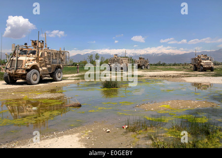 US-Armee mir beständig und Ambush Protected Fahrzeuge sorgt für Sicherheit bei einem humanitären Besuch in einem Dorf 23. April 2014 in Parwan Provinz, Afghanistan. Stockfoto