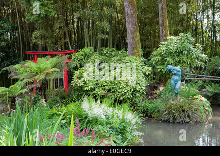 Chinesische Tor und Auguste Rodin Skulptur an einem Teich bei Andre Heller Garten Giardino Botanico, Gardone Riviera, Gardasee, Lom Stockfoto