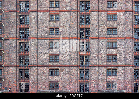 Broken Windows in den riesigen verlassenen Lager. (Stanley Dock, Liverpool, UK, größte gemauerte Lager in der Welt) Stockfoto