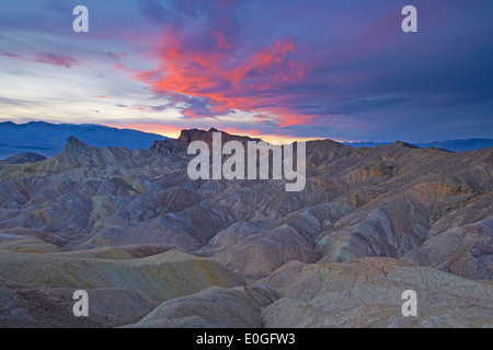 Zabriskie Point im Death Valley in den Abend, Panamint Berge, Death Valley Nationalpark, Kalifornien, USA, Amerika Stockfoto