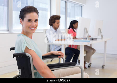 Frau im Rollstuhl mit Hochdruck Stockfoto