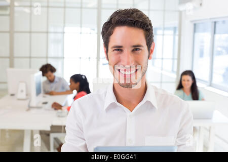 Geschäftsmann mit TabletPC Kamera lächelt Stockfoto