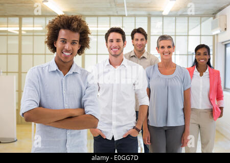 Gruppe von Geschäftsleuten, fröhlich und lächelnd in die Kamera Stockfoto