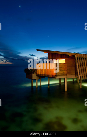 Sterne am Himmel über Wasservilla am Park Hyatt Maldives Hadahaa, Gaafu Alifu Atoll, Nord-Huvadhoo-Atoll, Malediven Stockfoto