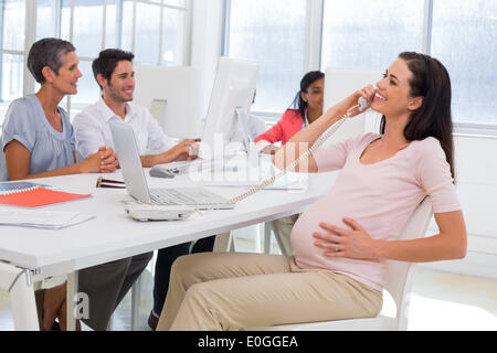 Geschäftsfrau auf dem Telefon und Striche Preganat Bauch Stockfoto