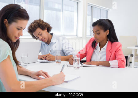Attraktive Geschäftsleute arbeitet hart an der Pläne Stockfoto