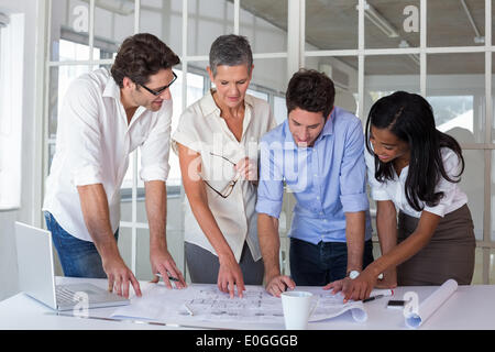 Attraktive Geschäftsleute arbeitet hart an der Pläne Stockfoto