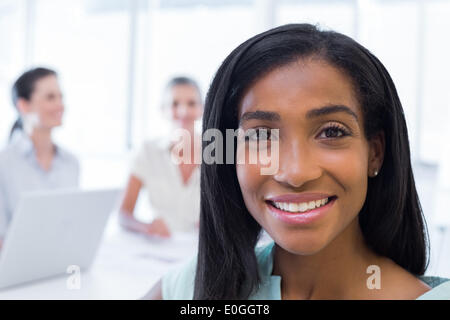 Nahaufnahme von hübsche Geschäftsfrau lächelnd Stockfoto