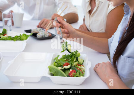 Geschäftsleute, Salat und Salat für das Mittagessen zu genießen Stockfoto