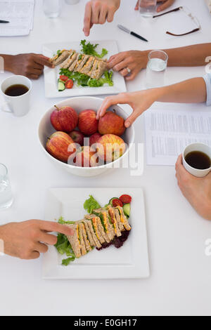 Arbeitnehmer, die gesund essen während der Sitzung Stockfoto