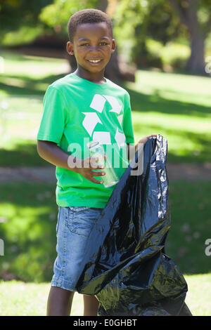 Kleiner Junge beim recycling Müll aufsammeln tshirt Stockfoto