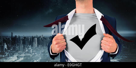 Zusammengesetztes Bild der Geschäftsmann Eröffnung Shirt im Superhelden-Stil Stockfoto