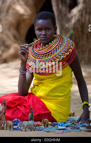 Samburu Frau und hier laden. Foto von der Samburu District, Kenia., Samburu Frau und ihr Geschäft. Foto von der Samburu Halbin Stockfoto