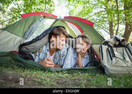 Süßes Paar liegen in ihrem Zelt Lächeln einander an Stockfoto
