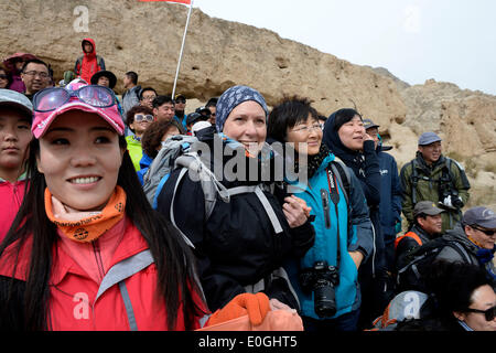 (140513)--YINCHUAN, 13. Mai 2014 (Xinhua)--Sylvia posiert für Fotos mit Reisenden am Fuße der Sanguankou große Mauer der Ming-Dynastie (1368-1644) im Nordwesten Chinas autonomen Region Ningxia Hui, 11. Mai 2014.  Sylvia, eine 69 Jahre alte französische Australier, begann die große Mauer Wanderung kurz vor den Olympischen Spielen 2008. Ausgehend von der westlichsten Jiayuguan Pass in der Provinz Gansu Nordwesten Chinas, hat sie mehr als 3.000 Kilometer entlang der großen Mauer für die letzten 6 Jahre zogen. Sie geplant, die Tour in zwei Jahren zu beenden, unabhängig von der physischen Folter resultiert aus th Stockfoto