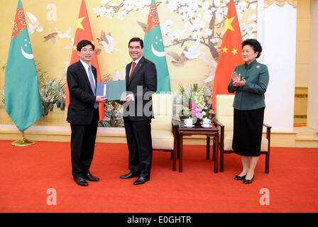 (140513)--Peking, 13. Mai 2014 (Xinhua)--Chinese Vice Premier Liu Yandong (R) nimmt an einer Zeremonie, bei der Beijing University of Chinese Medicine eine Honorarprofessur verliehen auf den Besuch Turkmen President Gurbanguly Berdymukhamedov (C) in Peking, Hauptstadt von China, 13. Mai 2014. (Xinhua/Zhang Duo) (mp) Stockfoto