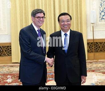 (140513)--Peking, 13. Mai 2014 (Xinhua)--Chinese Premier Li Keqiang (R) trifft sich mit US-Präsident Barack Obama Sonderbeauftragter und Finanzminister Jacob Lew in Peking, Hauptstadt von China, 13. Mai 2014. (Xinhua/Pang Xinglei) (mp) Stockfoto