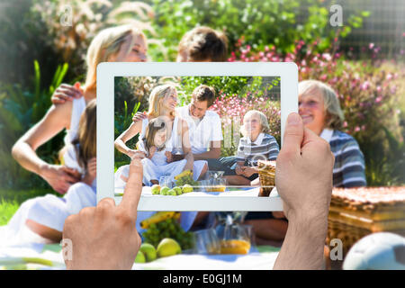 Zusammengesetztes Bild von Hand mit TabletPC Stockfoto