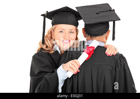 Reife Frauen Absolvent einen Mann umarmt Stockfoto