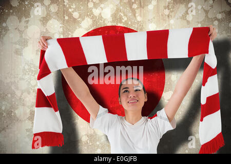 Fußball-Fan, die rot-weißen Schal zu winken Stockfoto