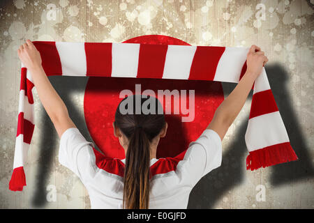 Fußball-Fan, die rot-weißen Schal zu winken Stockfoto