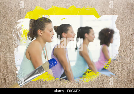Zusammengesetztes Bild der Yoga-Kurs in der Turnhalle Stockfoto