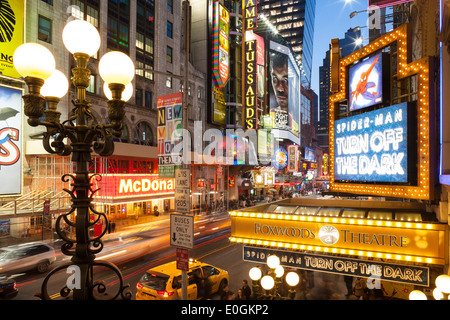 Ein Blick nach unten 42nd Street in Midtown Manhattan, New York City, New York, North America, USA Stockfoto