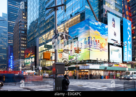 Times Square bei Nacht, Broadway, 42nd Street, Downtown Manhattan, New York City, New York, Nordamerika, USA Stockfoto