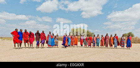 Maqasai Menschen springen und Tanzsaal. Amboseli, Kenia., Maqasai Menschen springen und tanzen. Amboseli Stockfoto