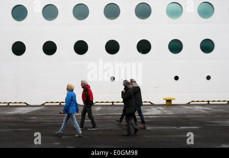 Gdynia, Polen 13. Mai 2014 Luxus-Cruiser-Schiff MSC Orchestra MSC Kreuzfahrten Firma unter panamaischer Flagge in Gdynia Hafen angekommen. Schiff hat 16 Decks mit über 1200 Kabinen. Bietet 6 Restaurants, Disco, Kino, Theater mit über 1100 sitzt, Casino, 2 Swimmingpools, 2 Saunen, 2 türkische Bäder, 4 Jackuzzi und Tennisplatz. Der Besuch ist ein Teil der Kreuzer Seazon in Gdynia Hafen besuchen. In diesem Jahr Gastgeber Gdynia Hafen 52 große Fahrgastschiffe. Bildnachweis: Michal Fludra/Alamy Live-Nachrichten Stockfoto