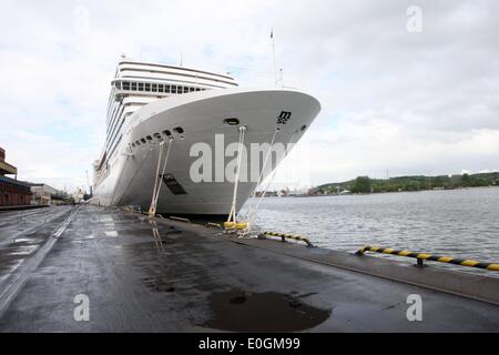 Gdynia, Polen 13. Mai 2014 Luxus-Cruiser-Schiff MSC Orchestra MSC Kreuzfahrten Firma unter panamaischer Flagge in Gdynia Hafen angekommen. Schiff hat 16 Decks mit über 1200 Kabinen. Bietet 6 Restaurants, Disco, Kino, Theater mit über 1100 sitzt, Casino, 2 Swimmingpools, 2 Saunen, 2 türkische Bäder, 4 Jackuzzi und Tennisplatz. Der Besuch ist ein Teil der Kreuzer Seazon in Gdynia Hafen besuchen. In diesem Jahr Gastgeber Gdynia Hafen 52 große Fahrgastschiffe. Bildnachweis: Michal Fludra/Alamy Live-Nachrichten Stockfoto