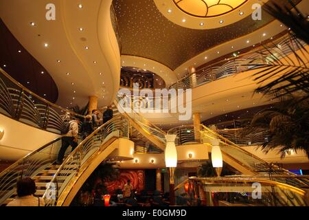 Gdynia, Polen 13. Mai 2014 Luxus-Cruiser-Schiff MSC Orchestra MSC Kreuzfahrten Firma unter panamaischer Flagge in Gdynia Hafen angekommen. Schiff hat 16 Decks mit über 1200 Kabinen. Bietet 6 Restaurants, Disco, Kino, Theater mit über 1100 sitzt, Casino, 2 Swimmingpools, 2 Saunen, 2 türkische Bäder, 4 Jackuzzi und Tennisplatz. Der Besuch ist ein Teil der Kreuzer Seazon in Gdynia Hafen besuchen. In diesem Jahr Gastgeber Gdynia Hafen 52 große Fahrgastschiffe. Bildnachweis: Michal Fludra/Alamy Live-Nachrichten Stockfoto