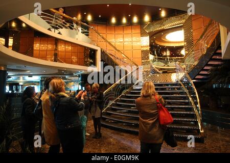 Gdynia, Polen 13. Mai 2014 Luxus-Cruiser-Schiff MSC Orchestra MSC Kreuzfahrten Firma unter panamaischer Flagge in Gdynia Hafen angekommen. Schiff hat 16 Decks mit über 1200 Kabinen. Bietet 6 Restaurants, Disco, Kino, Theater mit über 1100 sitzt, Casino, 2 Swimmingpools, 2 Saunen, 2 türkische Bäder, 4 Jackuzzi und Tennisplatz. Der Besuch ist ein Teil der Kreuzer Seazon in Gdynia Hafen besuchen. In diesem Jahr Gastgeber Gdynia Hafen 52 große Fahrgastschiffe. Bildnachweis: Michal Fludra/Alamy Live-Nachrichten Stockfoto