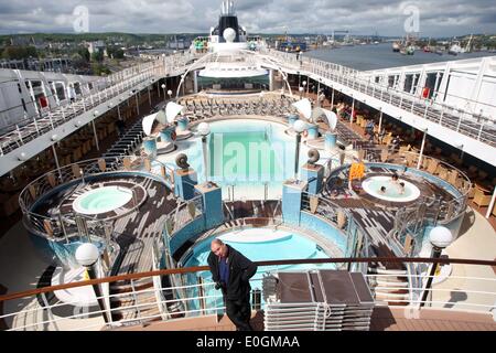 Gdynia, Polen 13. Mai 2014 Luxus-Cruiser-Schiff MSC Orchestra MSC Kreuzfahrten Firma unter panamaischer Flagge in Gdynia Hafen angekommen. Schiff hat 16 Decks mit über 1200 Kabinen. Bietet 6 Restaurants, Disco, Kino, Theater mit über 1100 sitzt, Casino, 2 Swimmingpools, 2 Saunen, 2 türkische Bäder, 4 Jackuzzi und Tennisplatz. Der Besuch ist ein Teil der Kreuzer Seazon in Gdynia Hafen besuchen. In diesem Jahr Gastgeber Gdynia Hafen 52 große Fahrgastschiffe. Bildnachweis: Michal Fludra/Alamy Live-Nachrichten Stockfoto