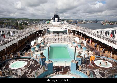 Gdynia, Polen 13. Mai 2014 Luxus-Cruiser-Schiff MSC Orchestra MSC Kreuzfahrten Firma unter panamaischer Flagge in Gdynia Hafen angekommen. Schiff hat 16 Decks mit über 1200 Kabinen. Bietet 6 Restaurants, Disco, Kino, Theater mit über 1100 sitzt, Casino, 2 Swimmingpools, 2 Saunen, 2 türkische Bäder, 4 Jackuzzi und Tennisplatz. Der Besuch ist ein Teil der Kreuzer Seazon in Gdynia Hafen besuchen. In diesem Jahr Gastgeber Gdynia Hafen 52 große Fahrgastschiffe. Bildnachweis: Michal Fludra/Alamy Live-Nachrichten Stockfoto