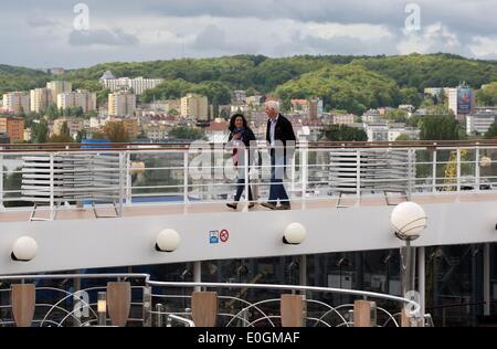 Gdynia, Polen 13. Mai 2014 Luxus-Cruiser-Schiff MSC Orchestra MSC Kreuzfahrten Firma unter panamaischer Flagge in Gdynia Hafen angekommen. Schiff hat 16 Decks mit über 1200 Kabinen. Bietet 6 Restaurants, Disco, Kino, Theater mit über 1100 sitzt, Casino, 2 Swimmingpools, 2 Saunen, 2 türkische Bäder, 4 Jackuzzi und Tennisplatz. Der Besuch ist ein Teil der Kreuzer Seazon in Gdynia Hafen besuchen. In diesem Jahr Gastgeber Gdynia Hafen 52 große Fahrgastschiffe. Bildnachweis: Michal Fludra/Alamy Live-Nachrichten Stockfoto