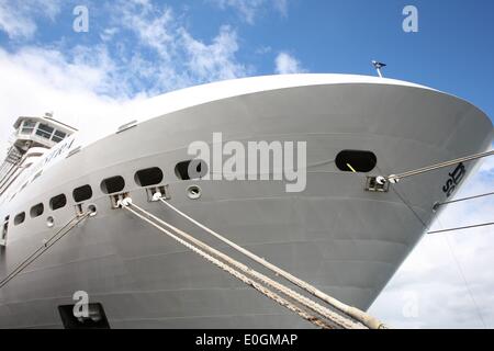 Gdynia, Polen 13. Mai 2014 Luxus-Cruiser-Schiff MSC Orchestra MSC Kreuzfahrten Firma unter panamaischer Flagge in Gdynia Hafen angekommen. Schiff hat 16 Decks mit über 1200 Kabinen. Bietet 6 Restaurants, Disco, Kino, Theater mit über 1100 sitzt, Casino, 2 Swimmingpools, 2 Saunen, 2 türkische Bäder, 4 Jackuzzi und Tennisplatz. Der Besuch ist ein Teil der Kreuzer Seazon in Gdynia Hafen besuchen. In diesem Jahr Gastgeber Gdynia Hafen 52 große Fahrgastschiffe. Bildnachweis: Michal Fludra/Alamy Live-Nachrichten Stockfoto