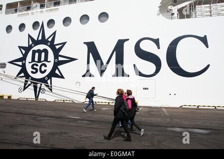 Gdynia, Polen 13. Mai 2014 Luxus-Cruiser-Schiff MSC Orchestra MSC Kreuzfahrten Firma unter panamaischer Flagge in Gdynia Hafen angekommen. Schiff hat 16 Decks mit über 1200 Kabinen. Bietet 6 Restaurants, Disco, Kino, Theater mit über 1100 sitzt, Casino, 2 Swimmingpools, 2 Saunen, 2 türkische Bäder, 4 Jackuzzi und Tennisplatz. Der Besuch ist ein Teil der Kreuzer Seazon in Gdynia Hafen besuchen. In diesem Jahr Gastgeber Gdynia Hafen 52 große Fahrgastschiffe. Bildnachweis: Michal Fludra/Alamy Live-Nachrichten Stockfoto