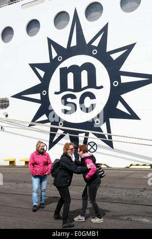 Gdynia, Polen 13. Mai 2014 Luxus-Cruiser-Schiff MSC Orchestra MSC Kreuzfahrten Firma unter panamaischer Flagge in Gdynia Hafen angekommen. Schiff hat 16 Decks mit über 1200 Kabinen. Bietet 6 Restaurants, Disco, Kino, Theater mit über 1100 sitzt, Casino, 2 Swimmingpools, 2 Saunen, 2 türkische Bäder, 4 Jackuzzi und Tennisplatz. Der Besuch ist ein Teil der Kreuzer Seazon in Gdynia Hafen besuchen. In diesem Jahr Gastgeber Gdynia Hafen 52 große Fahrgastschiffe. Bildnachweis: Michal Fludra/Alamy Live-Nachrichten Stockfoto